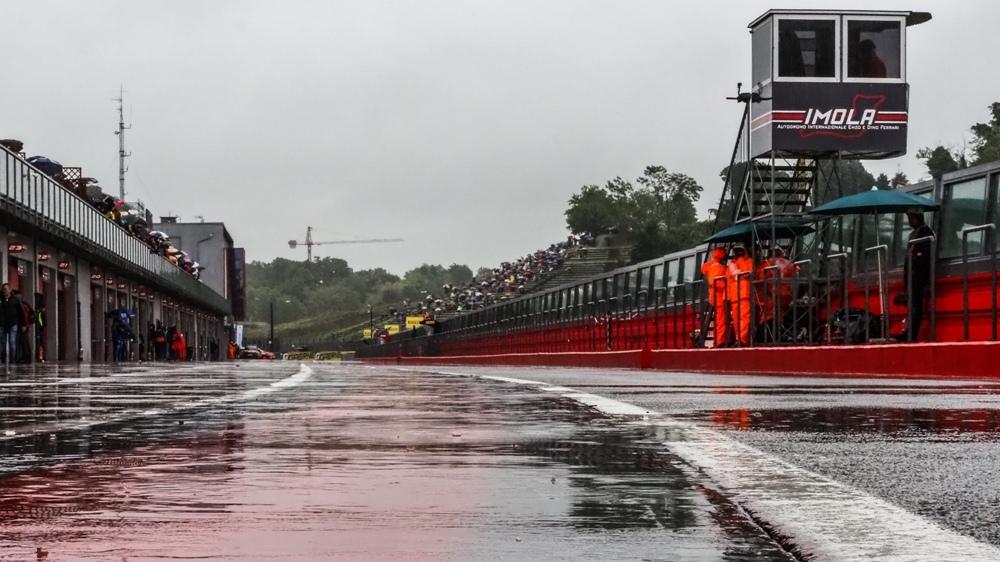 Финальную гонку WSBK отменили из-за плохой погоды