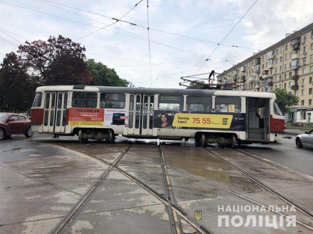 Трамвай протаранил авто с женщиной и ребенком в Харькове