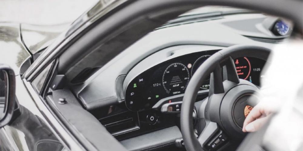 Первый электрический Porsche получит четыре цифровых дисплея