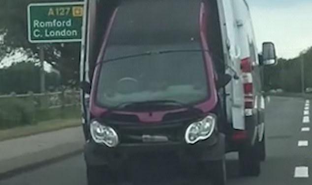 Рискованная перевозка легковушки в Mercedes Sprinter