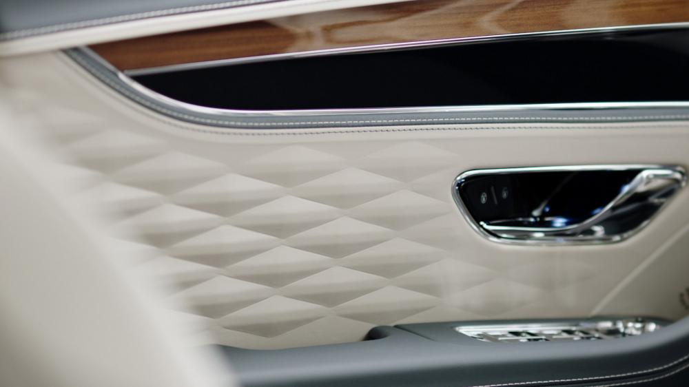 Салон нового Bentley Flying Spur отделают 3D-кожей
