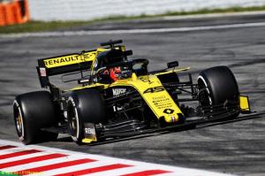 Renault помешали красные флаги