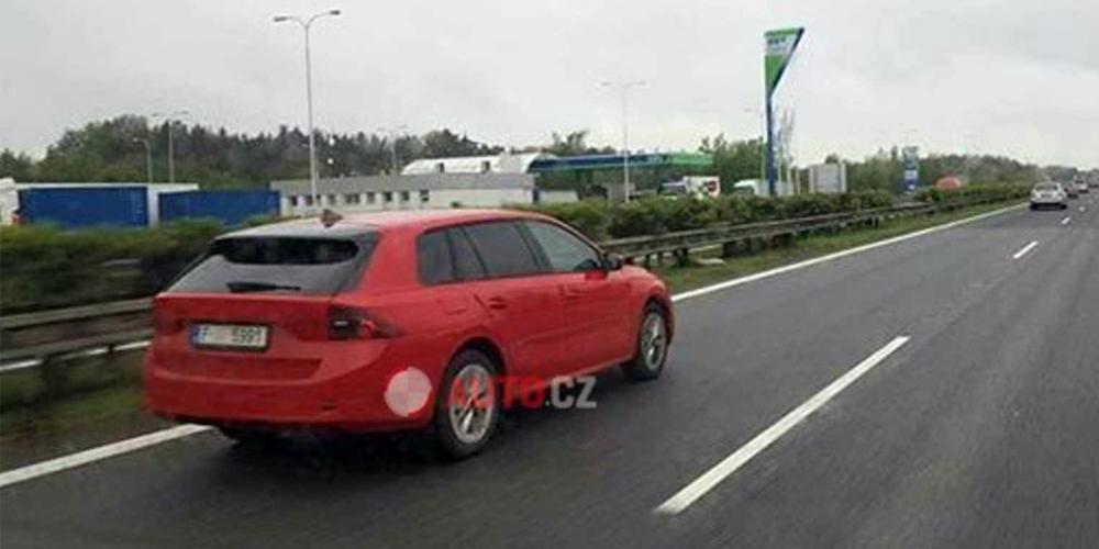 Новую Skoda Octavia заметили без камуфляжа