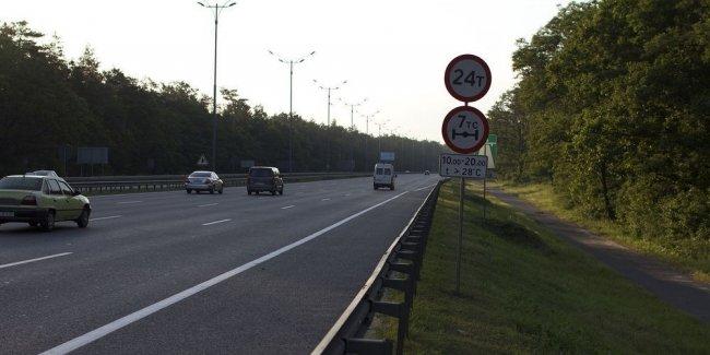 В Украине вводят ограничение на движение грузовиков по загородным трассам