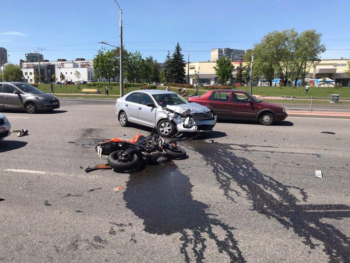 В Минске Skoda не пропустила мотоцикл: байкер в больнице