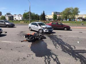 В Минске Skoda не пропустила мотоцикл: байкер в больнице