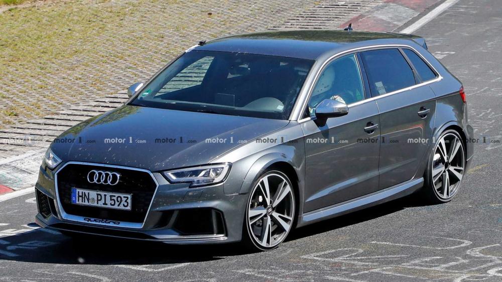 Новую Audi RS3 Sportback впервые встретили на "Нордшляйфе"