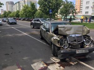 В Минске пьяный на Mercedes протаранил три авто, а при попытке скрыться разбил еще одно и автобус
