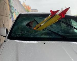Утырки сбросили с моста геодезический штатив и попали в лобовуху