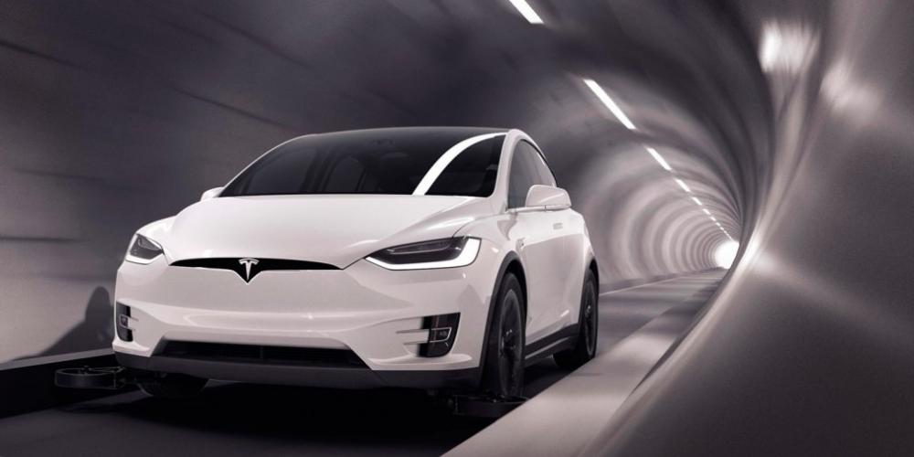 Электрокары Tesla устроили необычное соревнование под землей и в городе