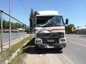 Фура врезалась в автобус в Алматы