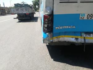 Фура врезалась в автобус в Алматы