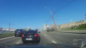 Range Rover и Mercedes — кошмарная авария на улицах Москвы