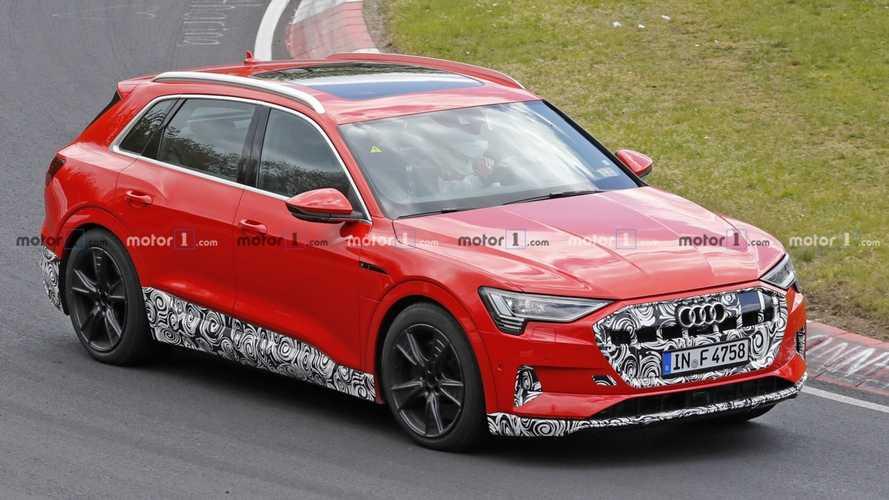 Audi вывела на тесты спортивную версию электрического кроссовера e-tron