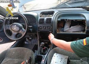 Пограничники обнаружили в трех авто начинку из четырех марокканцев