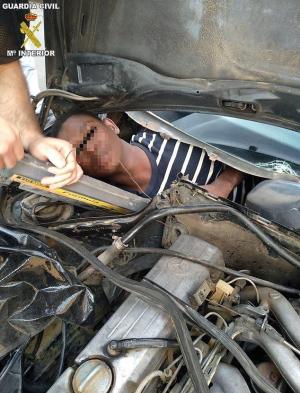 Пограничники обнаружили в трех авто начинку из четырех марокканцев