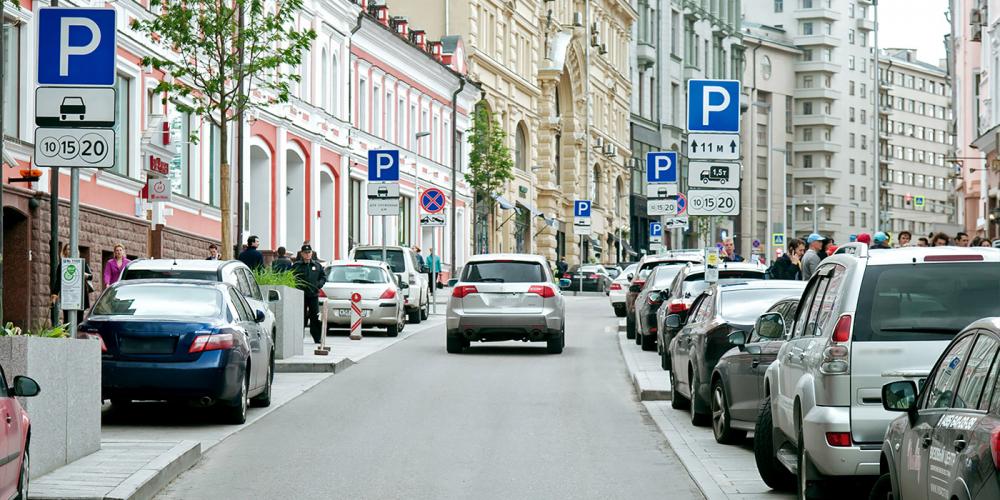 Москвичи назвали тарифы на парковку главной проблемой города