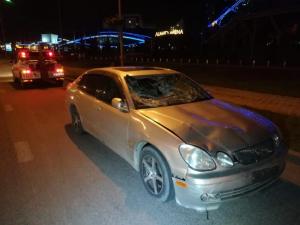 Водитель Lexus сбил двух пешеходов в Алматы
