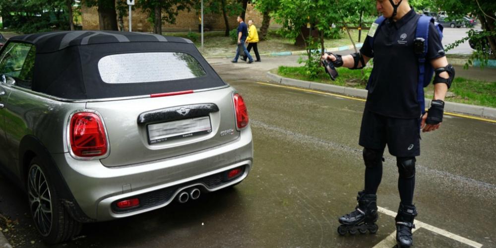 В Москве появились парковочные инспекторы на роликовых коньках