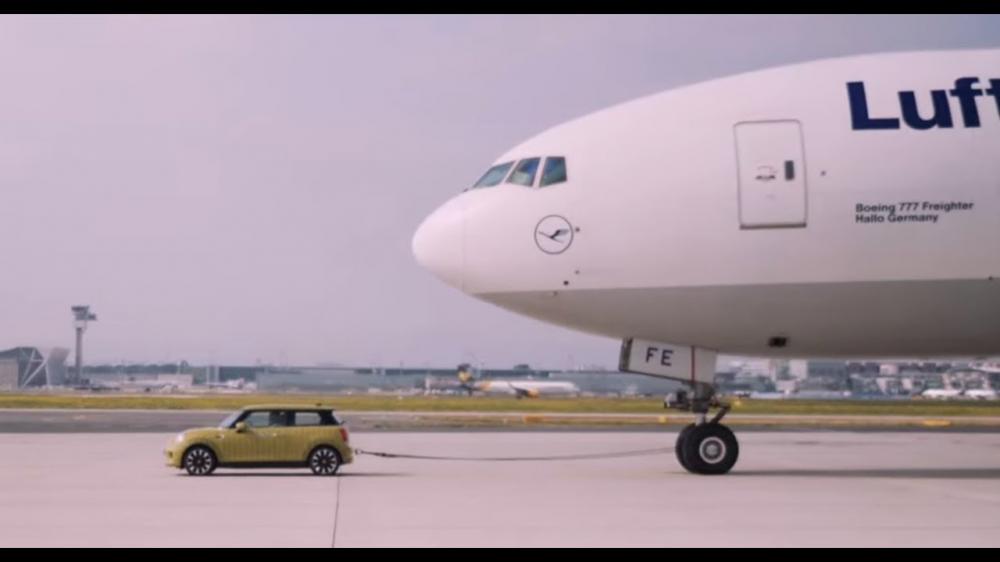 Видео: электрический Mini буксирует 150-тонный Boeing