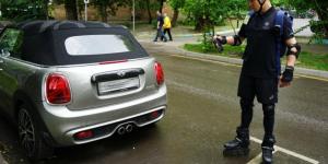 В Москве появились парковочные инспекторы на роликовых коньках