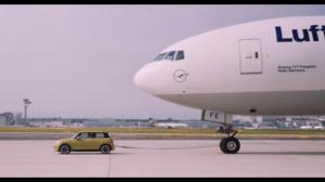 Видео: электрический Mini буксирует 150-тонный Boeing