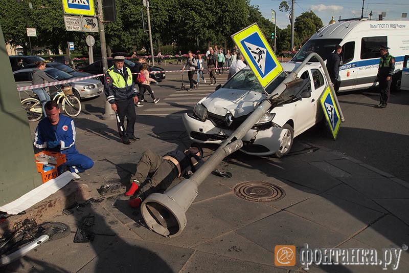 Автомобиль въехал в толпу в Петербурге