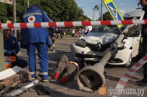 Автомобиль въехал в толпу в Петербурге