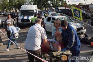 Автомобиль въехал в толпу в Петербурге