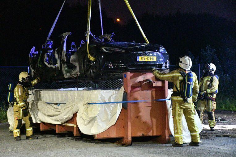 Из-за опасности возгорания Tesla Model S погрузили в бассейн с водой