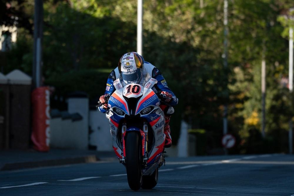 TT 2019: Питер Хикмен выиграл первую гонку RST Superbike