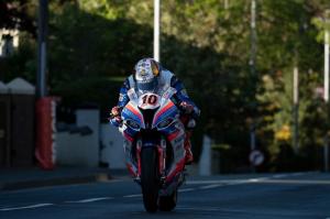 TT 2019: Питер Хикмен выиграл первую гонку RST Superbike