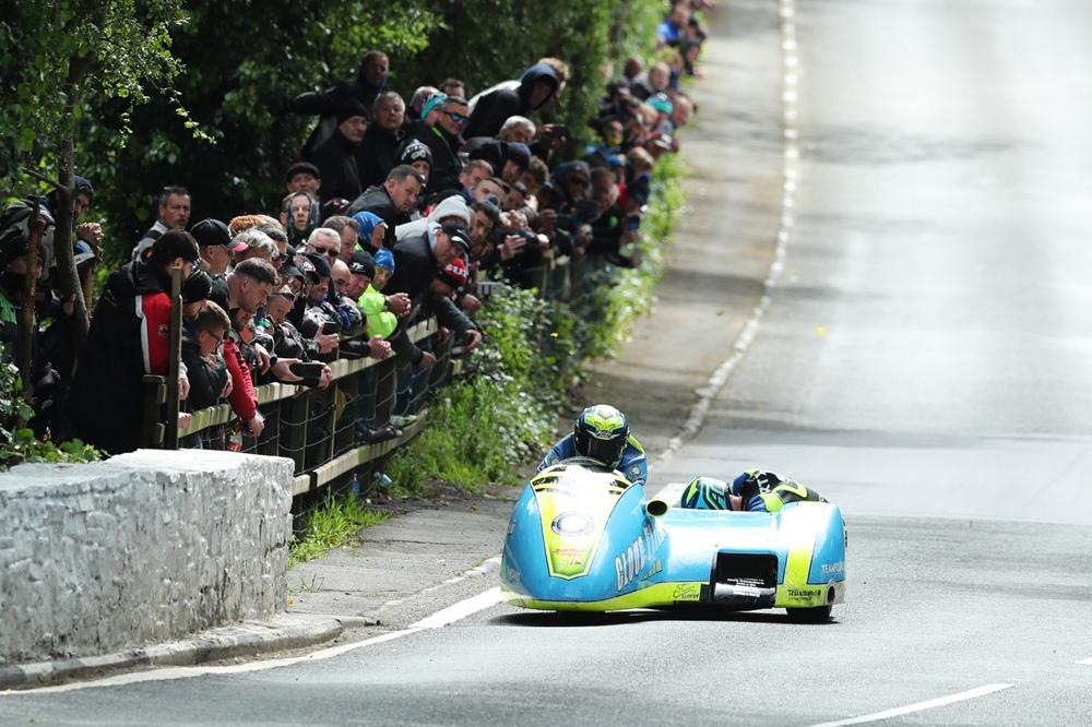 Братья Бёрчелл выиграл первую гонку Sidecar TT 2019