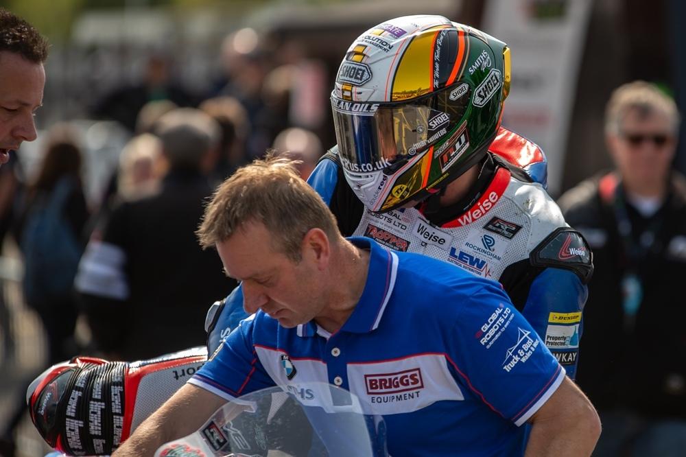 Питер Хикмен использовал гибридный BMW S1000RR в RST Superbike TT 2019
