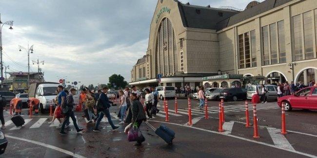 В Киеве возле Центрального железнодорожного вокзала установили делиниаторы
