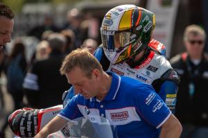 Питер Хикмен использовал гибридный BMW S1000RR в RST Superbike TT 2019