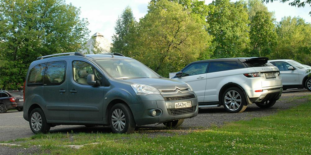Московским водителям рекомендовали парковаться в тени