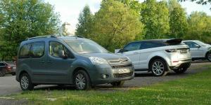 Московским водителям рекомендовали парковаться в тени