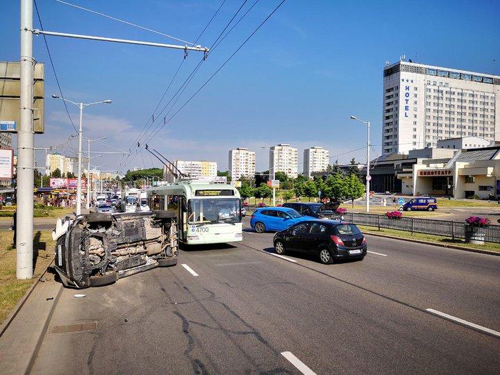 Серьезная авария на Притыцкого: столкнулись 4 автомобиля, один из них опрокинулся