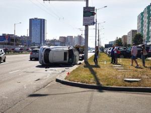 Серьезная авария на Притыцкого: столкнулись 4 автомобиля, один из них опрокинулся