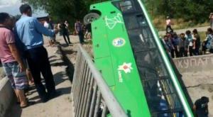 Автобус с пассажирами перевернулся под Алматы