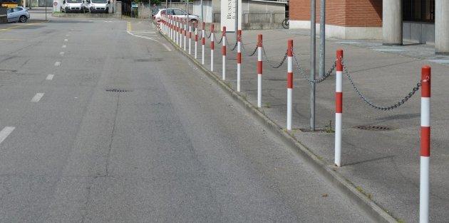 В Украине установят металлические столбики на тротуарах