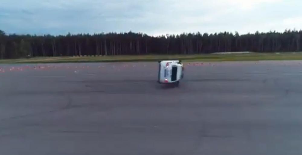 Видео: Lada Vesta ВАИ перевернулась во время «полицейского разворота»