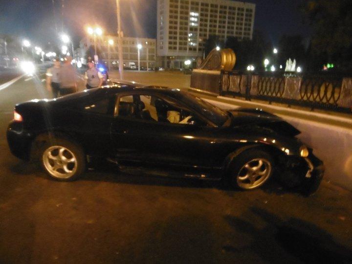 В Витебске пьяный на Mitsubishi врезался в бетонное ограждение Кировского моста