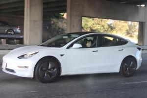 Водителя Tesla Model 3 засняли во время сна за рулем