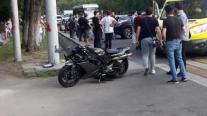 Мотоциклист перелетел через крышу авто после столкновения в Алматы