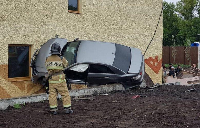 Необычное ДТП: в Казани Мерседес влетел в здание и застрял в нем