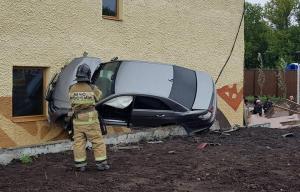 Необычное ДТП: в Казани Мерседес влетел в здание и застрял в нем