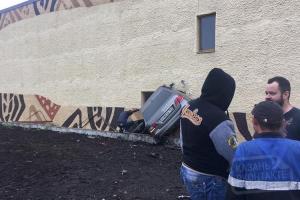 Необычное ДТП: в Казани Мерседес влетел в здание и застрял в нем
