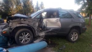 Lexus с уснувшим водителем врезался в щит на трассе Алматы - Талгар
